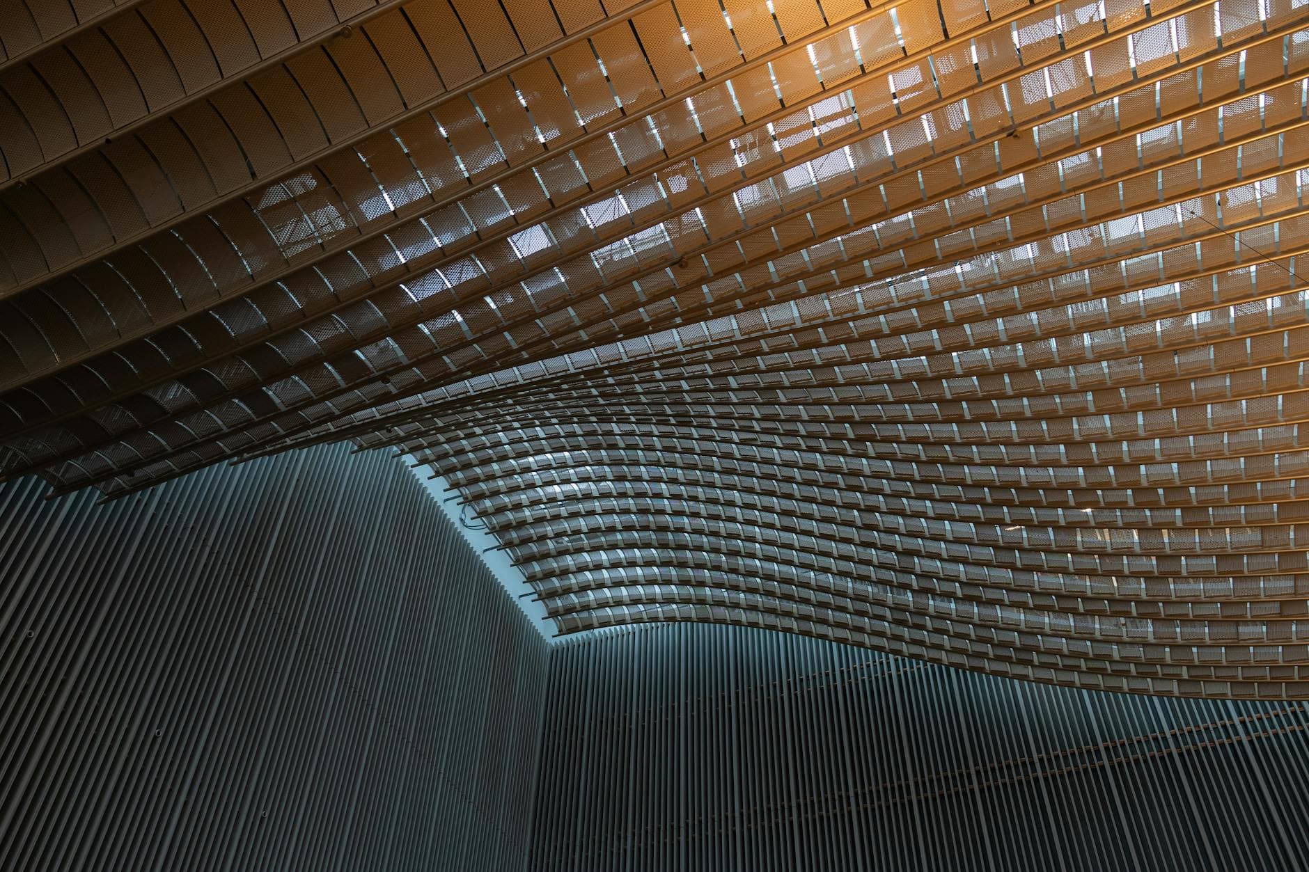 Дизайнерски таван с вълнообразна форма