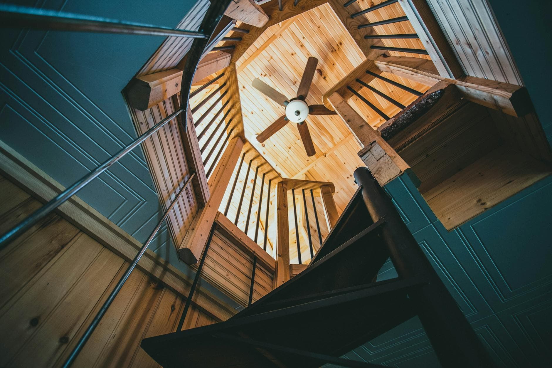 Дизайнерски таван над стълбище