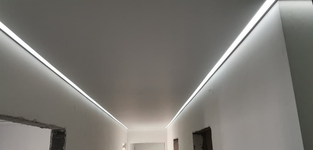 LED перимет­ър в коридор
