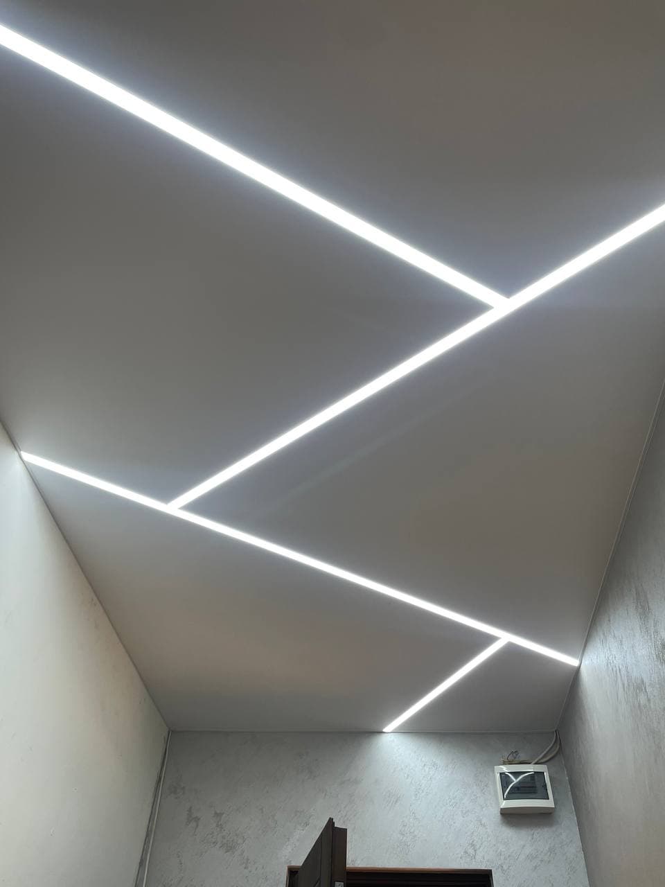 LED линии в опънат таван — детайл от наш проект